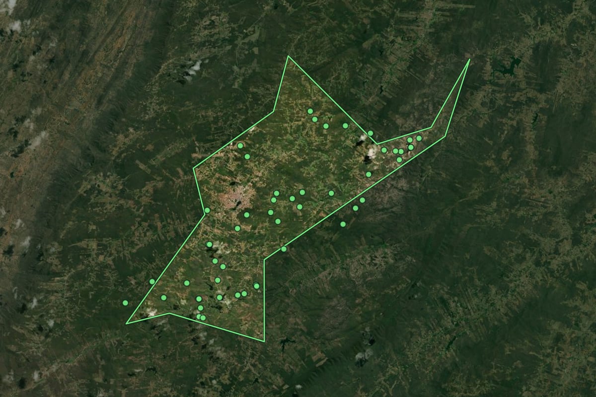 Imagem de satélite de São Miguel (RN), com o contorno do município e a posição dos imóveis desta página.