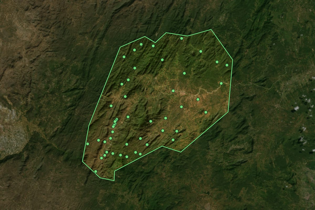 Imagem de satélite de São Tomé (RN), com o contorno do município e a posição dos imóveis desta página.