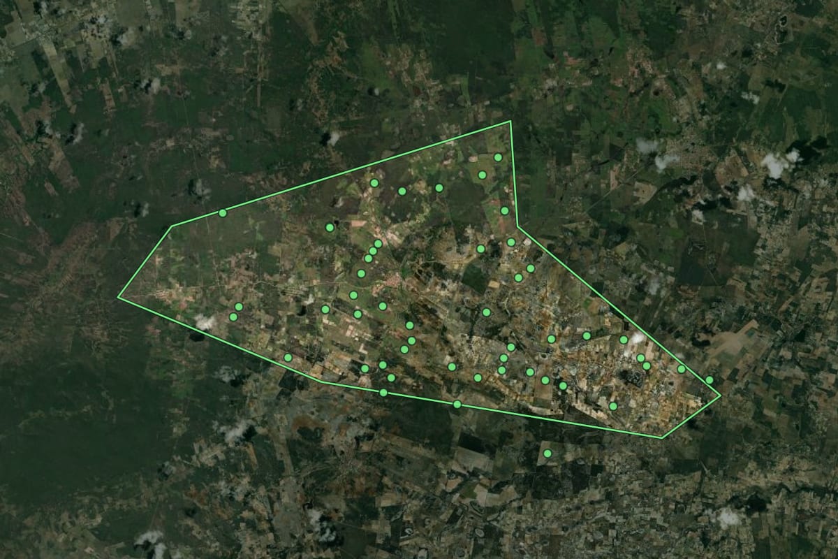 Imagem de satélite de Senador Elói de Souza (RN), com o contorno do município e a posição dos imóveis desta página.