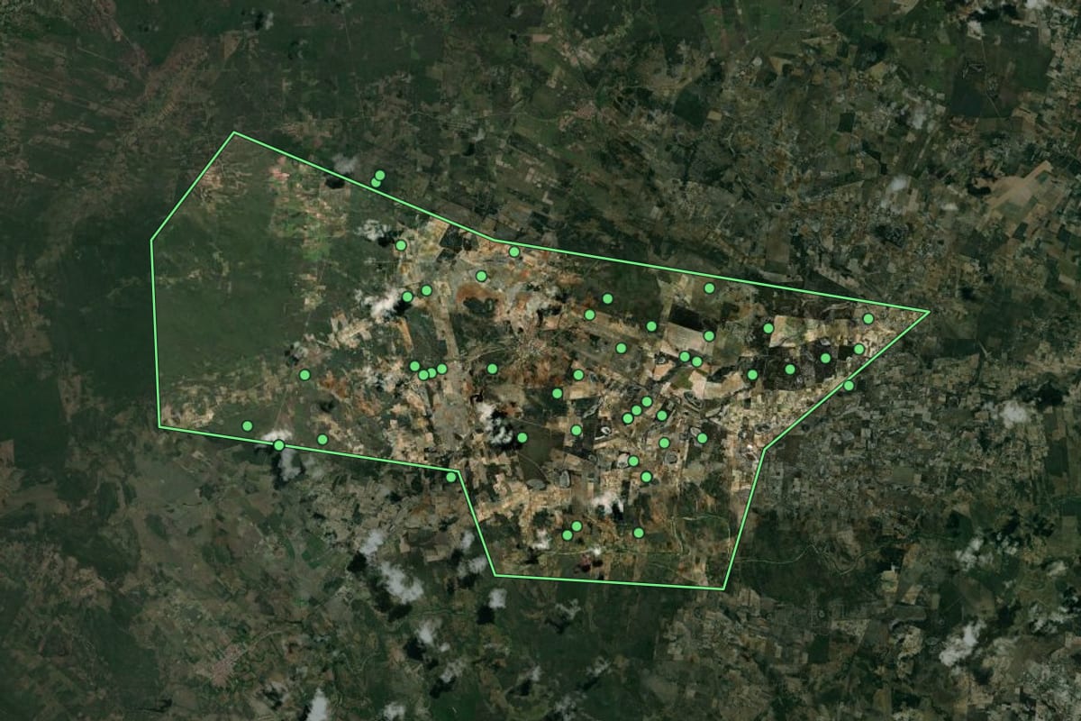 Imagem de satélite de Serra Caiada (RN), com o contorno do município e a posição dos imóveis desta página.
