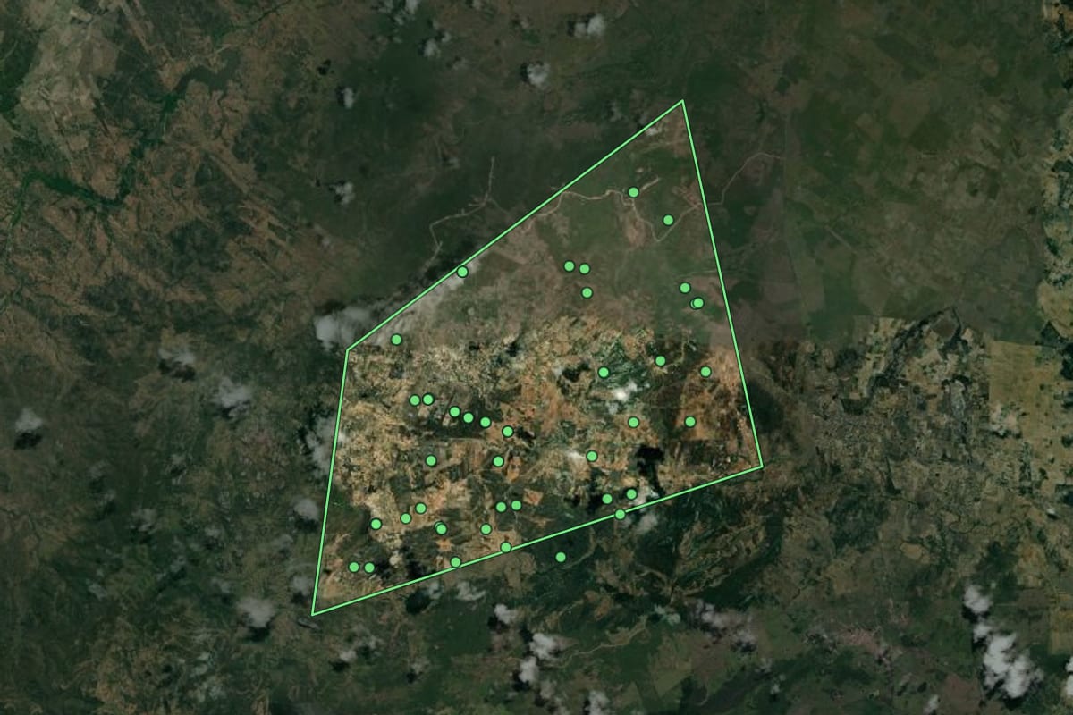 Imagem de satélite de Serra de São Bento (RN), com o contorno do município e a posição dos imóveis desta página.