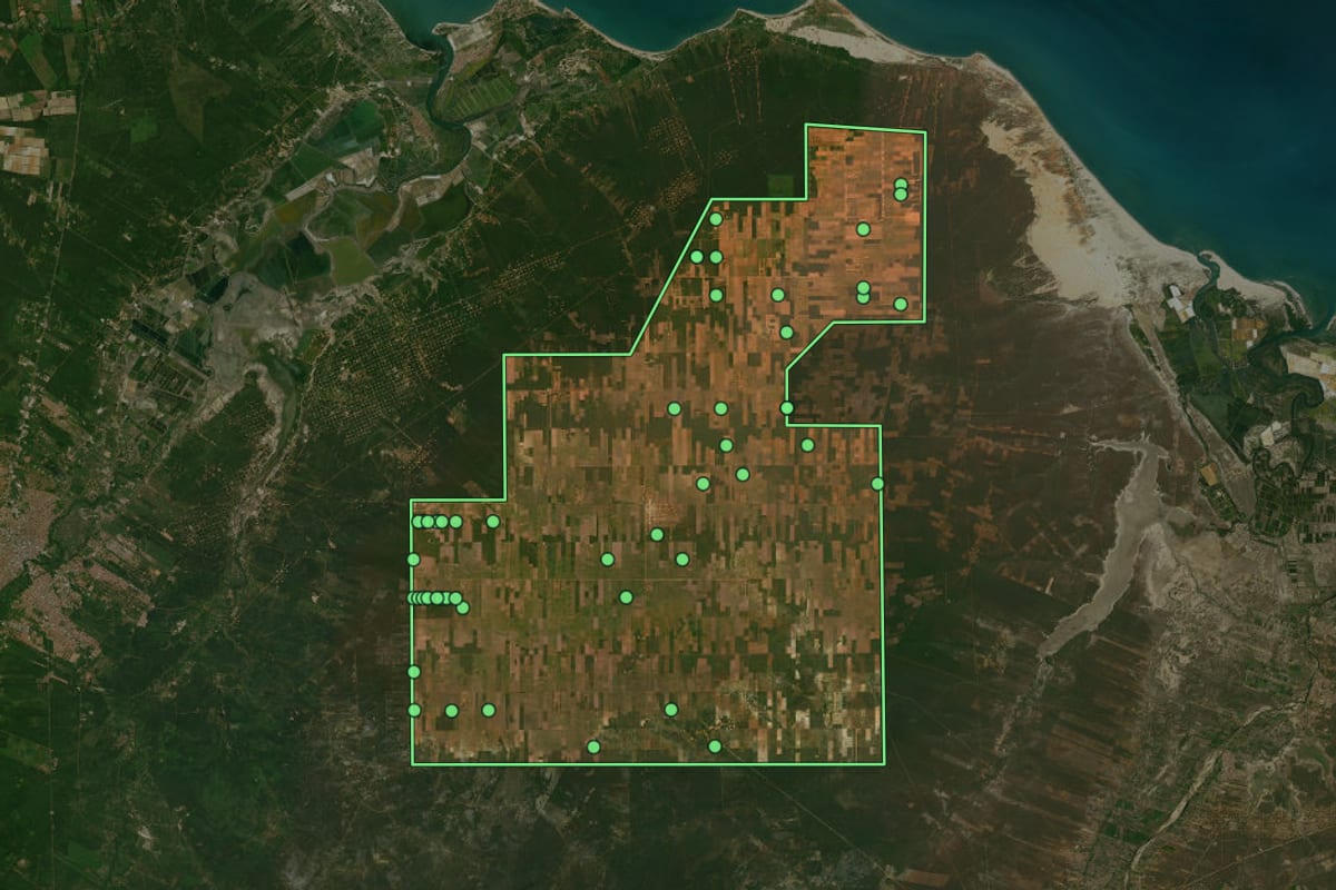 Imagem de satélite de Serra do Mel (RN), com o contorno do município e a posição dos imóveis desta página.