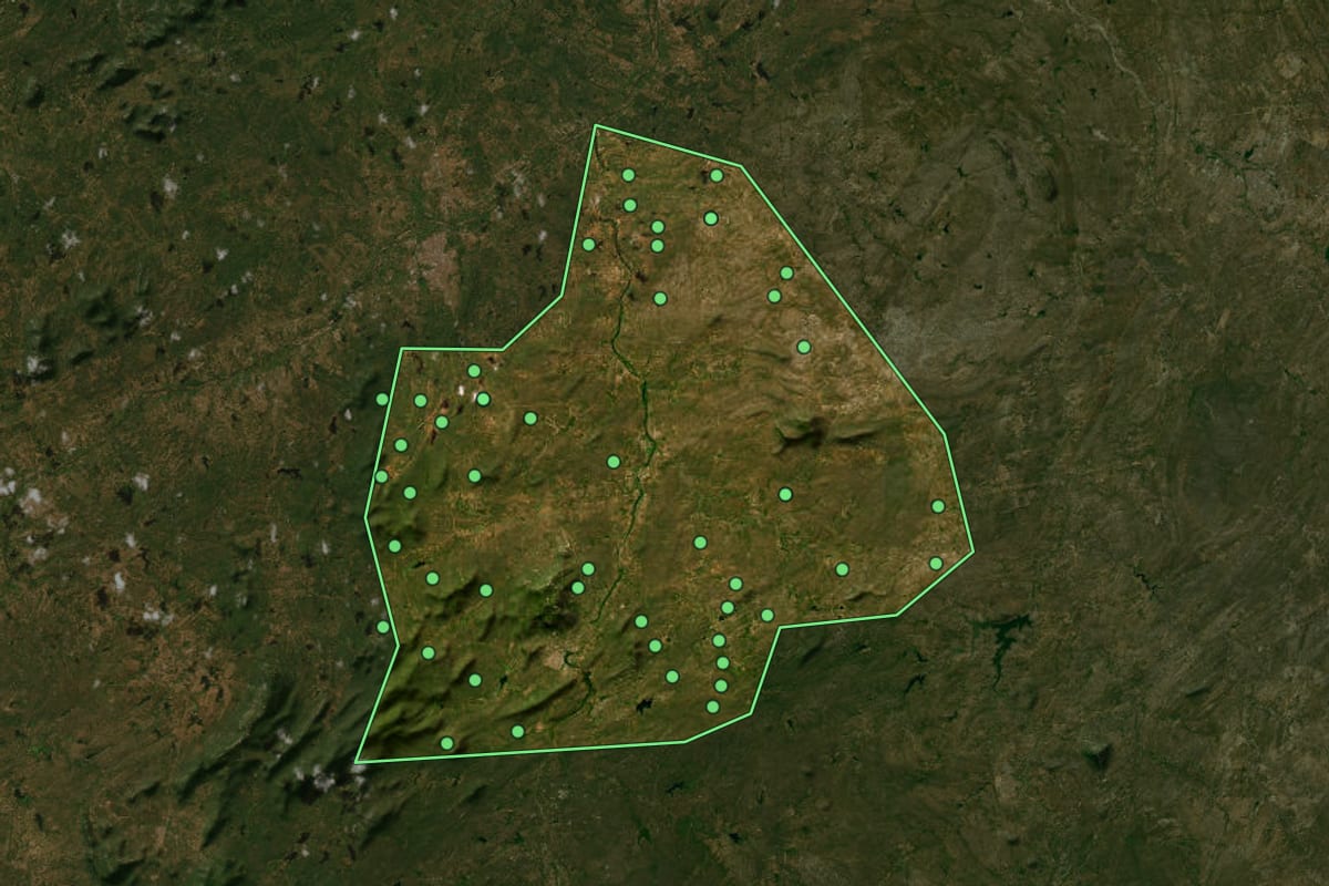 Imagem de satélite de Serra Negra do Norte (RN), com o contorno do município e a posição dos imóveis desta página.