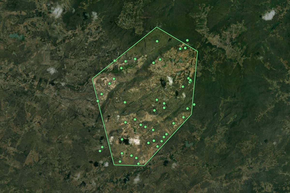Imagem de satélite de Serrinha dos Pintos (RN), com o contorno do município e a posição dos imóveis desta página.