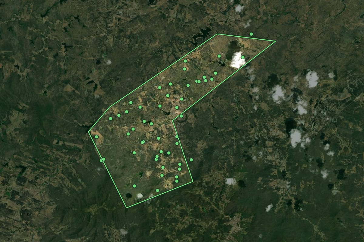 Imagem de satélite de Taboleiro Grande (RN), com o contorno do município e a posição dos imóveis desta página.