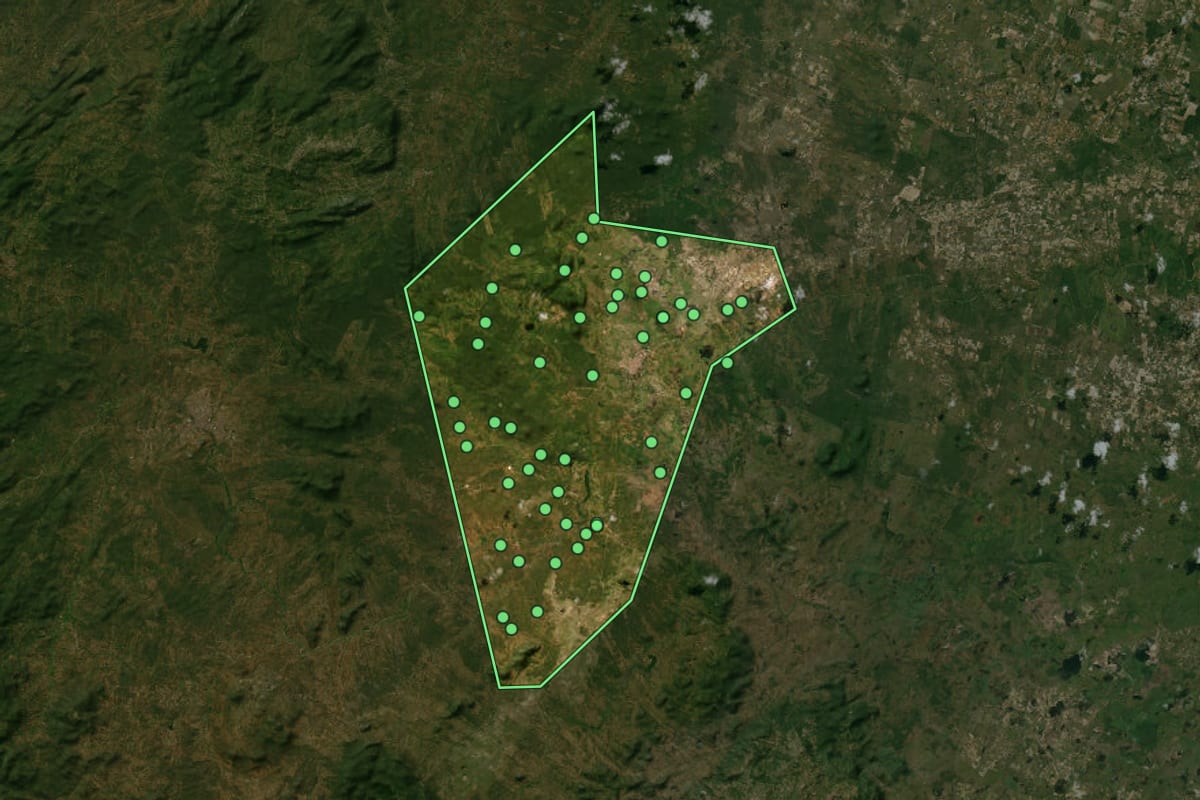 Imagem de satélite de Tangará (RN), com o contorno do município e a posição dos imóveis desta página.