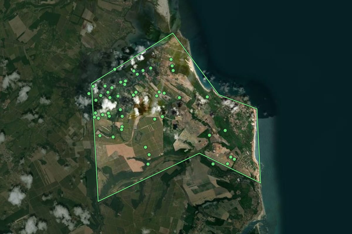 Imagem de satélite de Tibau do Sul (RN), com o contorno do município e a posição dos imóveis desta página.