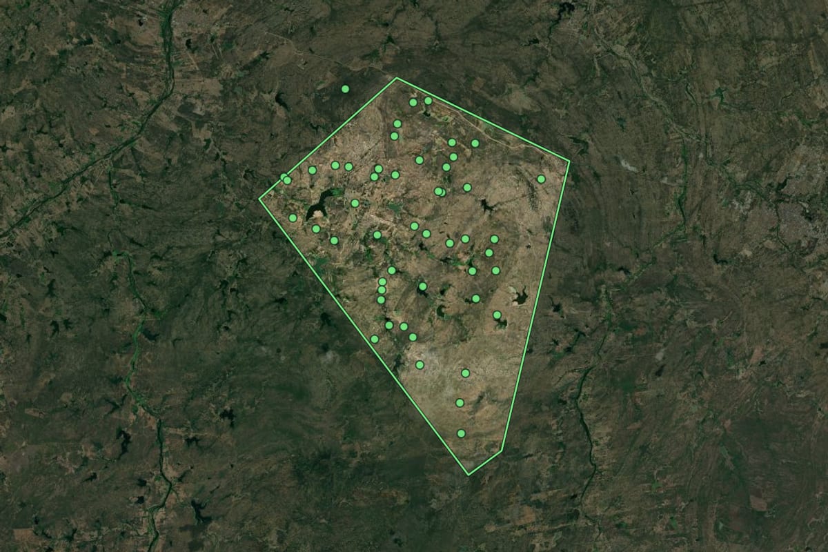 Imagem de satélite de Timbaúba dos Batistas (RN), com o contorno do município e a posição dos imóveis desta página.