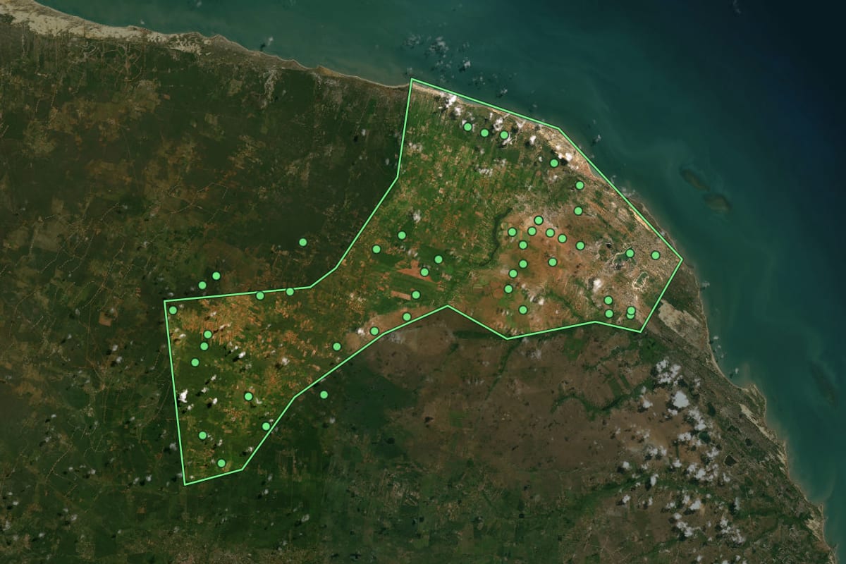 Imagem de satélite de Touros (RN), com o contorno do município e a posição dos imóveis desta página.