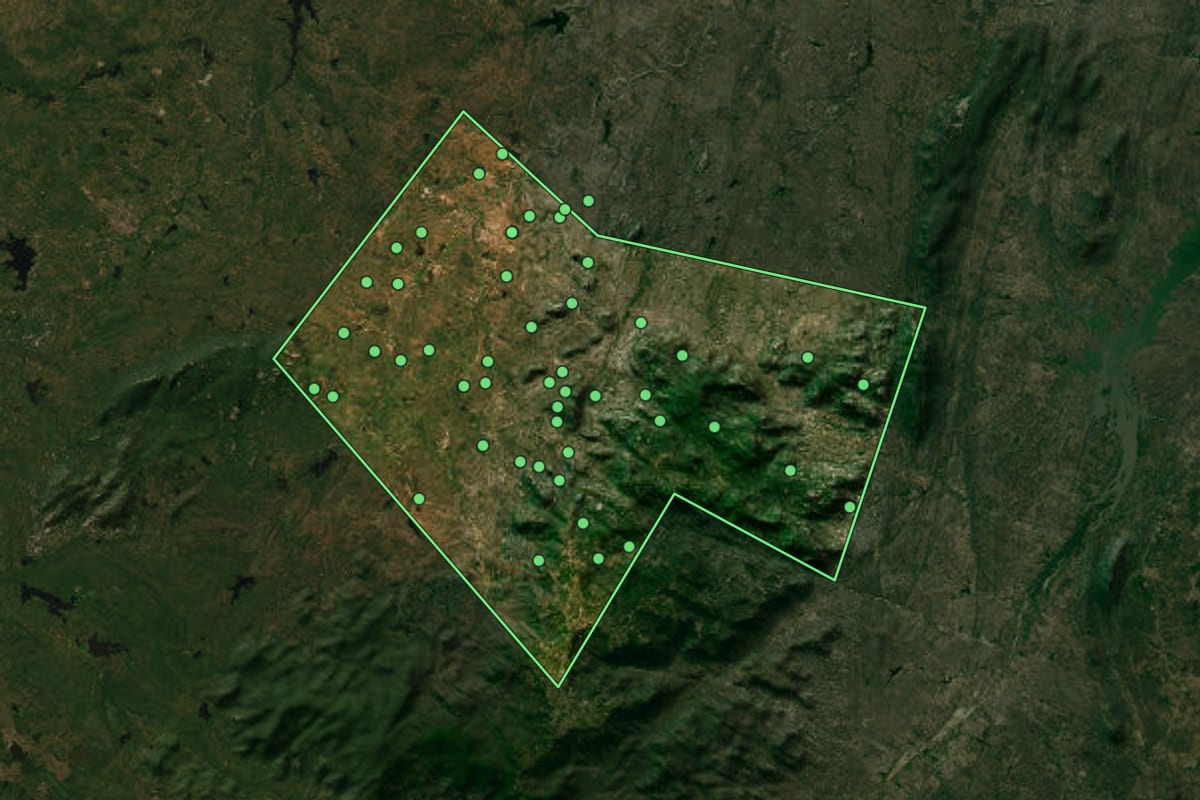 Imagem de satélite de Triunfo Potiguar (RN), com o contorno do município e a posição dos imóveis desta página.