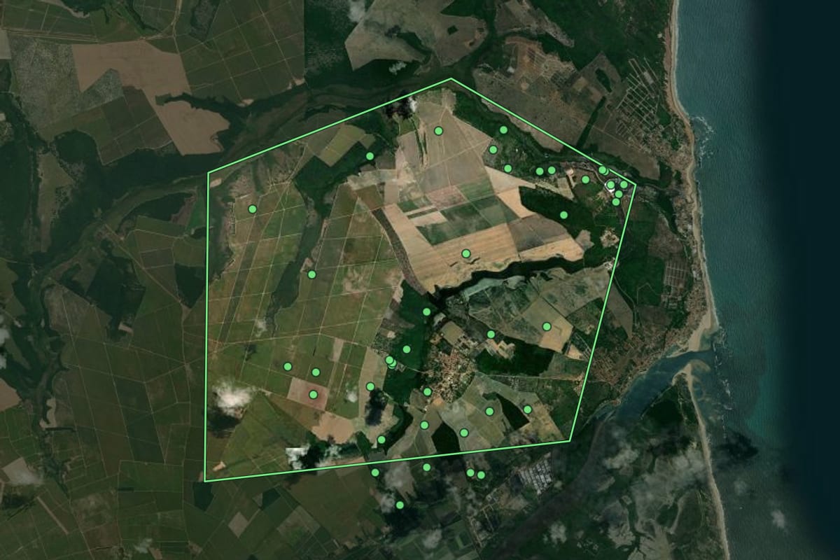 Imagem de satélite de Vila Flor (RN), com o contorno do município e a posição dos imóveis desta página.