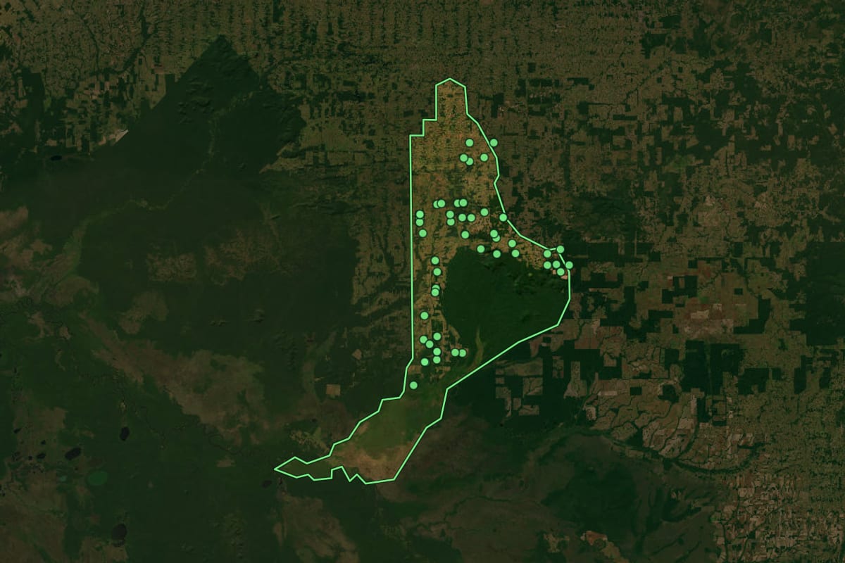 Imagem de satélite de Alto Alegre dos Parecis (RO), com o contorno do município e a posição dos imóveis desta página.