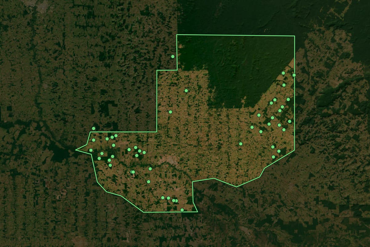 Imagem de satélite de Cacoal (RO), com o contorno do município e a posição dos imóveis desta página.