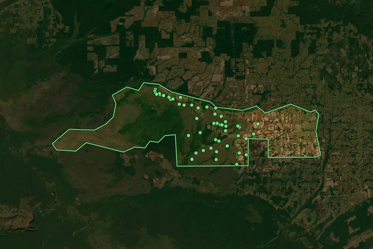 Imagem de satélite de Cerejeiras (RO), com o contorno do município e a posição dos imóveis desta página.