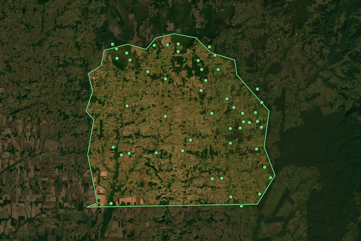 Imagem de satélite de Colorado do Oeste (RO), com o contorno do município e a posição dos imóveis desta página.