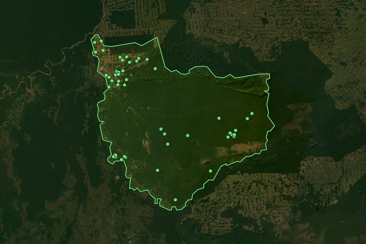 Imagem de satélite de Guajará-Mirim (RO), com o contorno do município e a posição dos imóveis desta página.