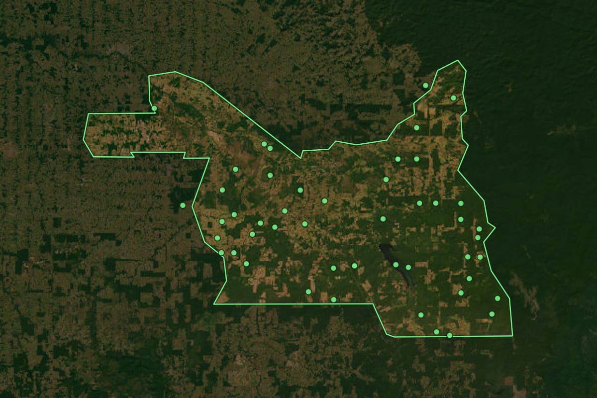 Imagem de satélite de Pimenta Bueno (RO), com o contorno do município e a posição dos imóveis desta página.
