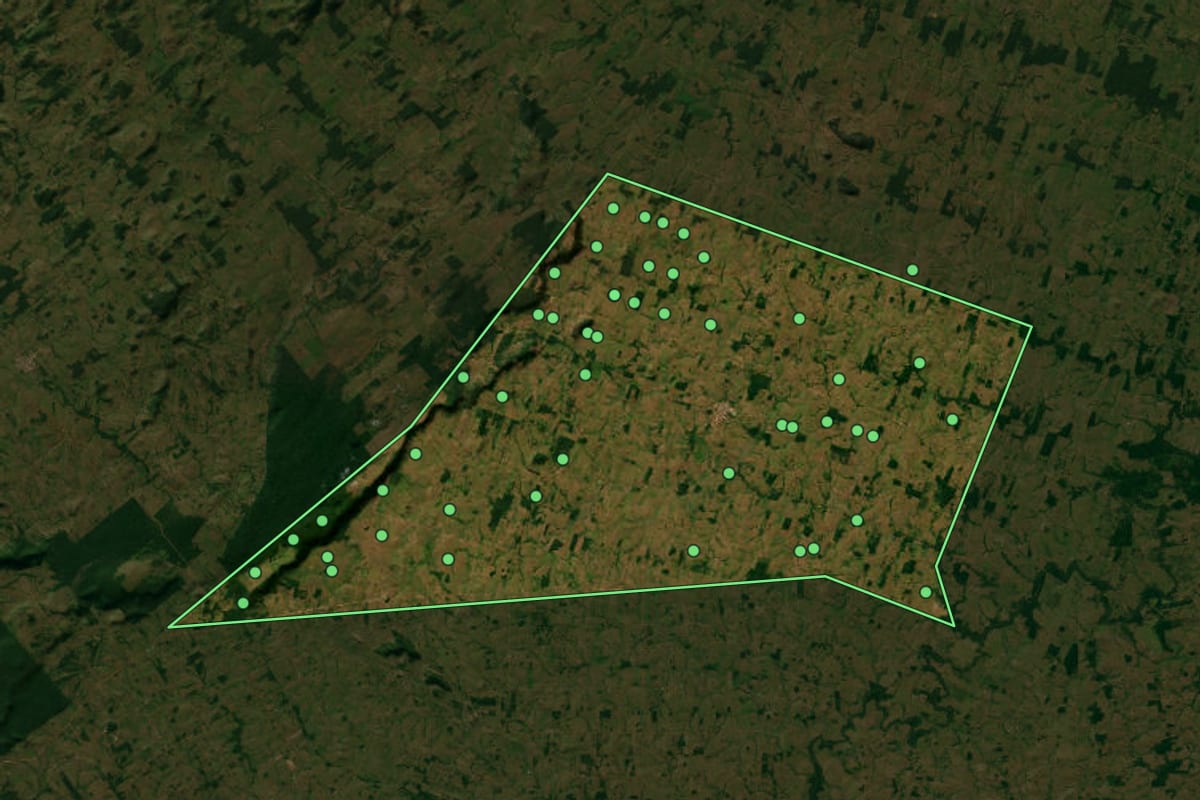 Imagem de satélite de Teixeirópolis (RO), com o contorno do município e a posição dos imóveis desta página.