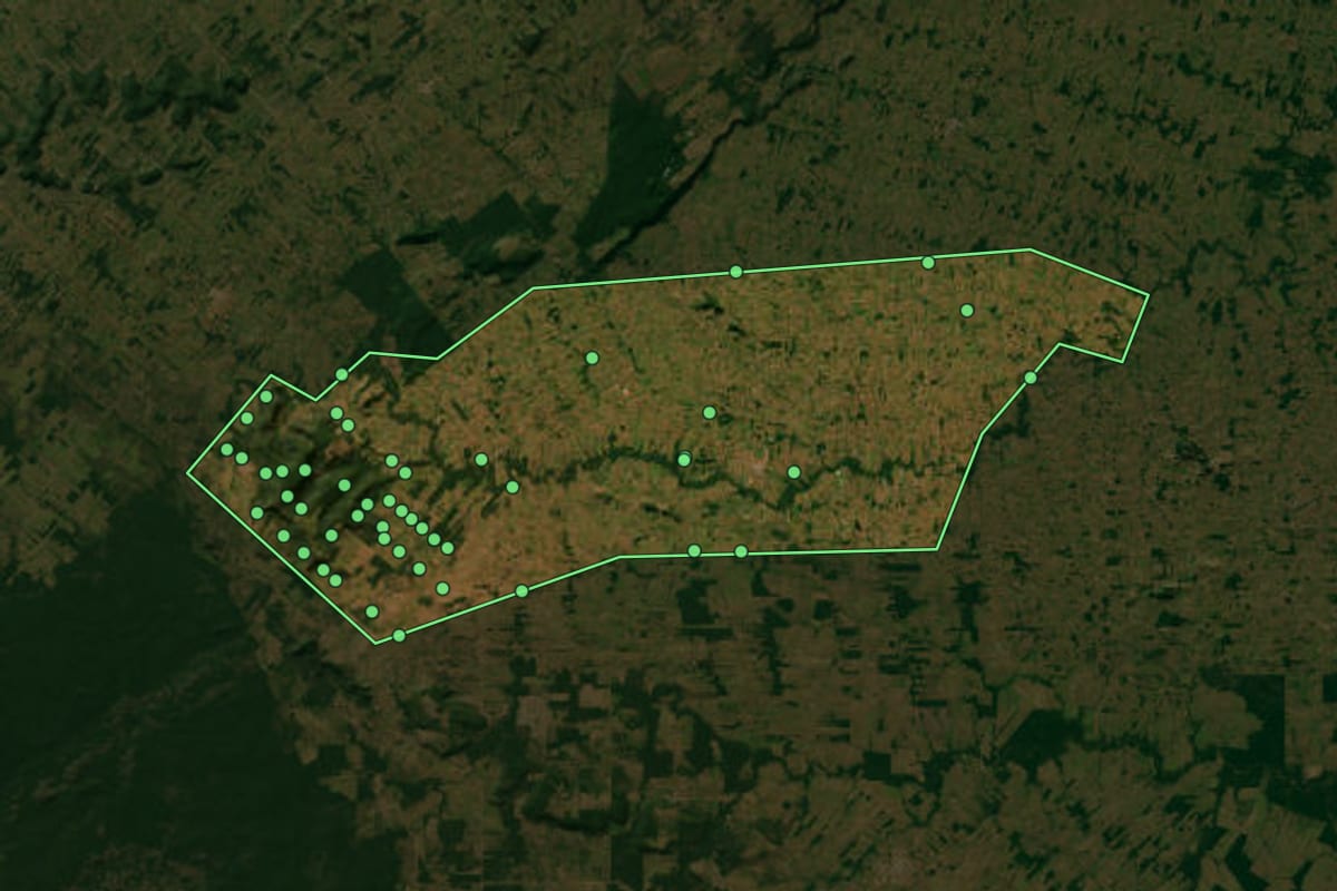 Imagem de satélite de Urupá (RO), com o contorno do município e a posição dos imóveis desta página.