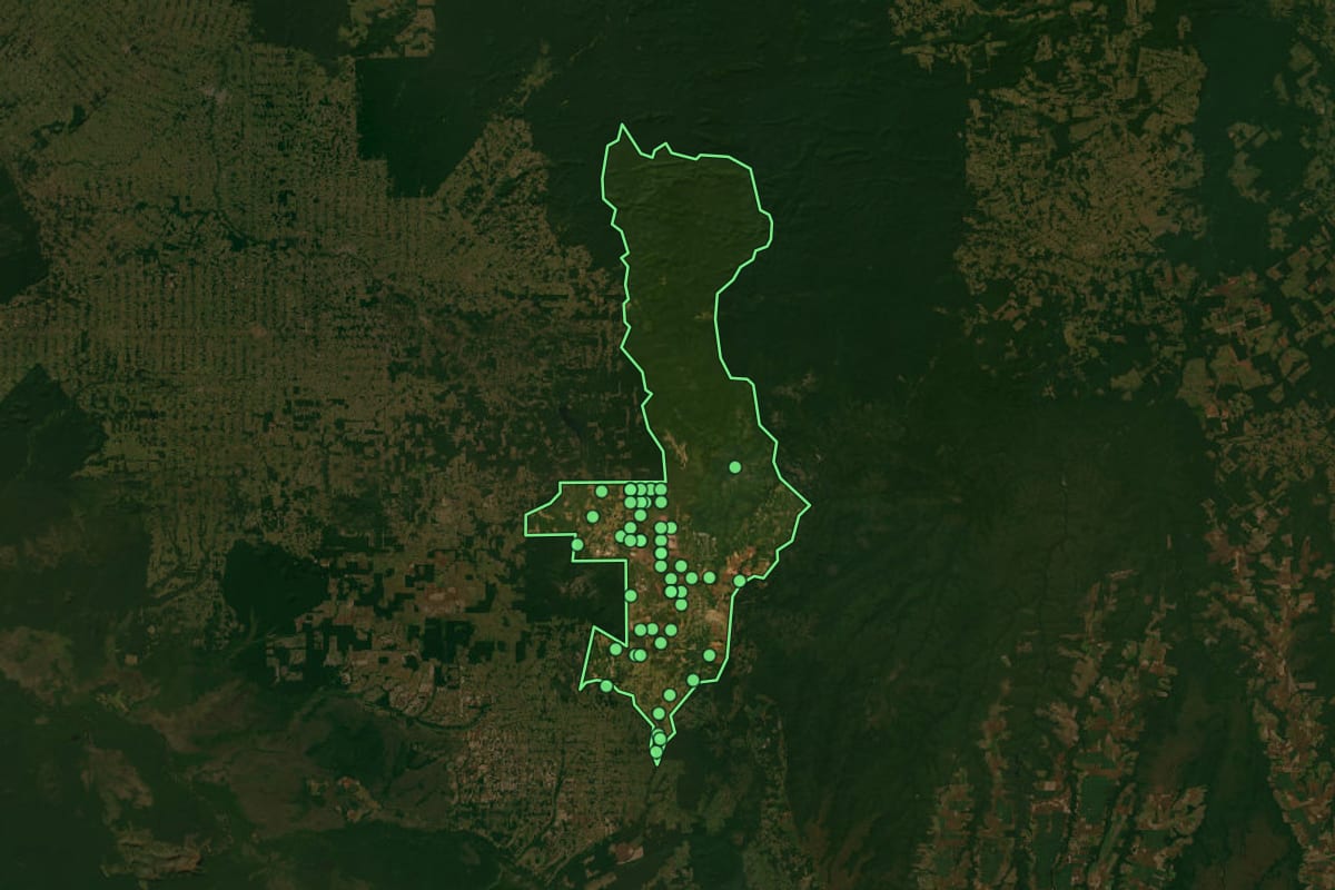 Imagem de satélite de Vilhena (RO), com o contorno do município e a posição dos imóveis desta página.