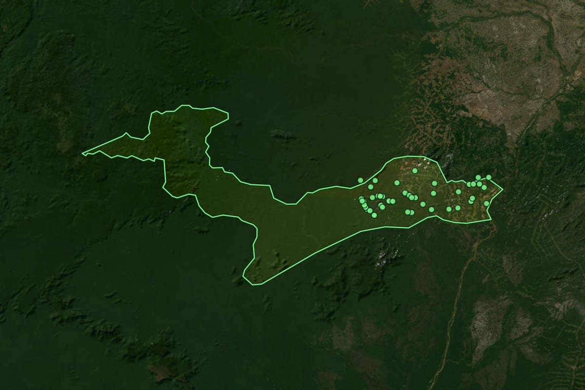 Imagem de satélite de Iracema (RR), com o contorno do município e a posição dos imóveis desta página.