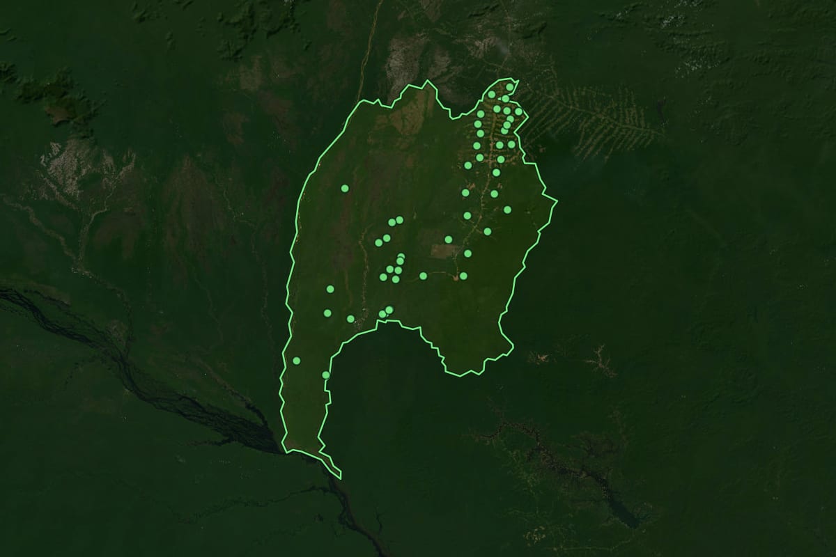 Imagem de satélite de Rorainópolis (RR), com o contorno do município e a posição dos imóveis desta página.