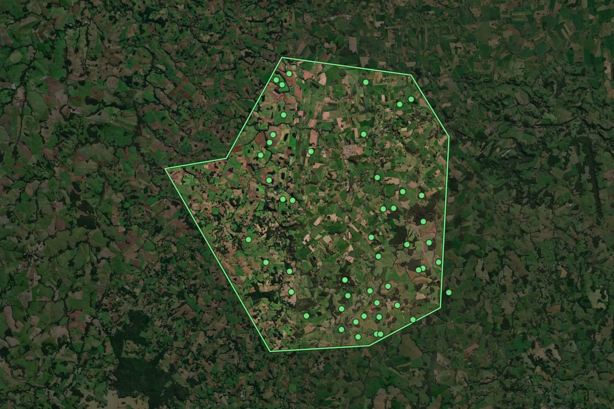 Imagem de satélite de Água Santa (RS), com o contorno do município e a posição dos imóveis desta página.