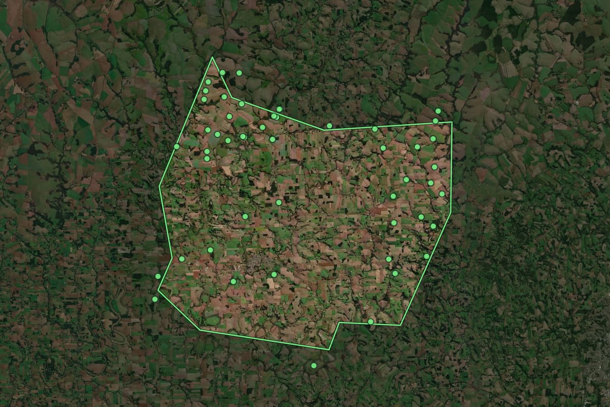 Imagem de satélite de Ajuricaba (RS), com o contorno do município e a posição dos imóveis desta página.