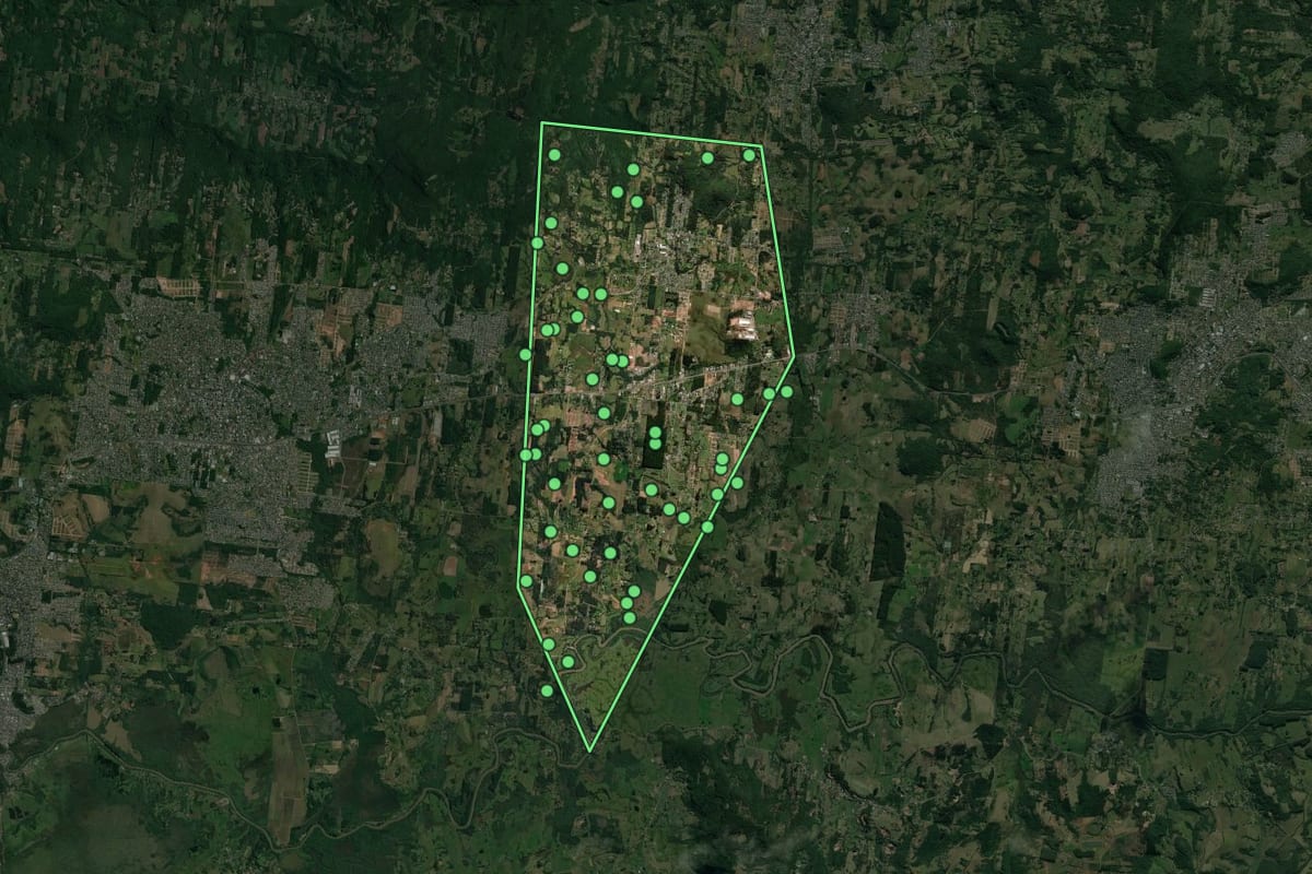 Imagem de satélite de Araricá (RS), com o contorno do município e a posição dos imóveis desta página.