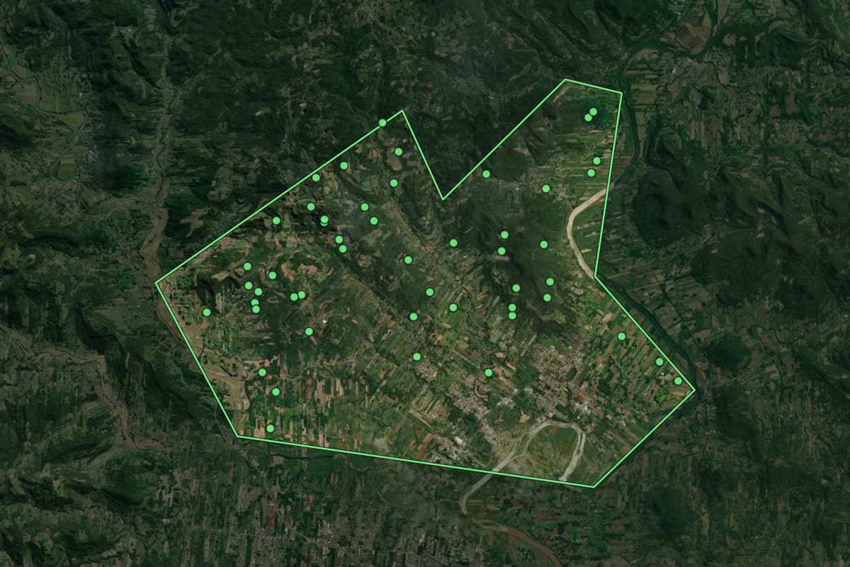 Imagem de satélite de Arroio do Meio (RS), com o contorno do município e a posição dos imóveis desta página.