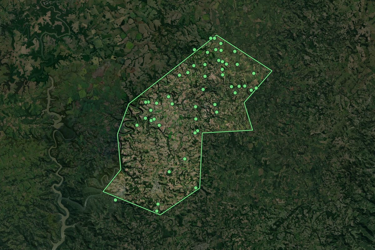 Imagem de satélite de Arroio do Tigre (RS), com o contorno do município e a posição dos imóveis desta página.