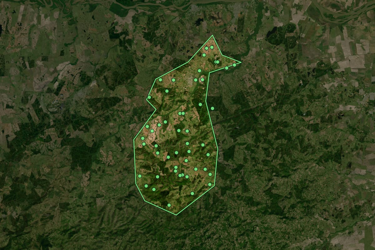 Imagem de satélite de Arroio dos Ratos (RS), com o contorno do município e a posição dos imóveis desta página.