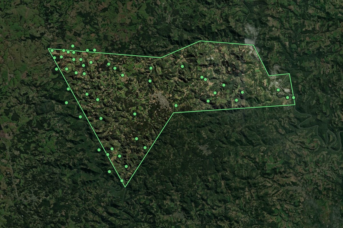 Imagem de satélite de Arvorezinha (RS), com o contorno do município e a posição dos imóveis desta página.