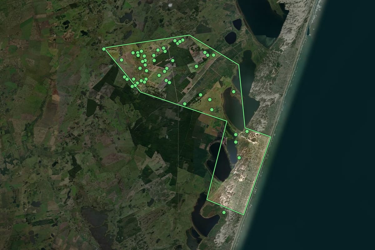 Imagem de satélite de Balneário Pinhal (RS), com o contorno do município e a posição dos imóveis desta página.