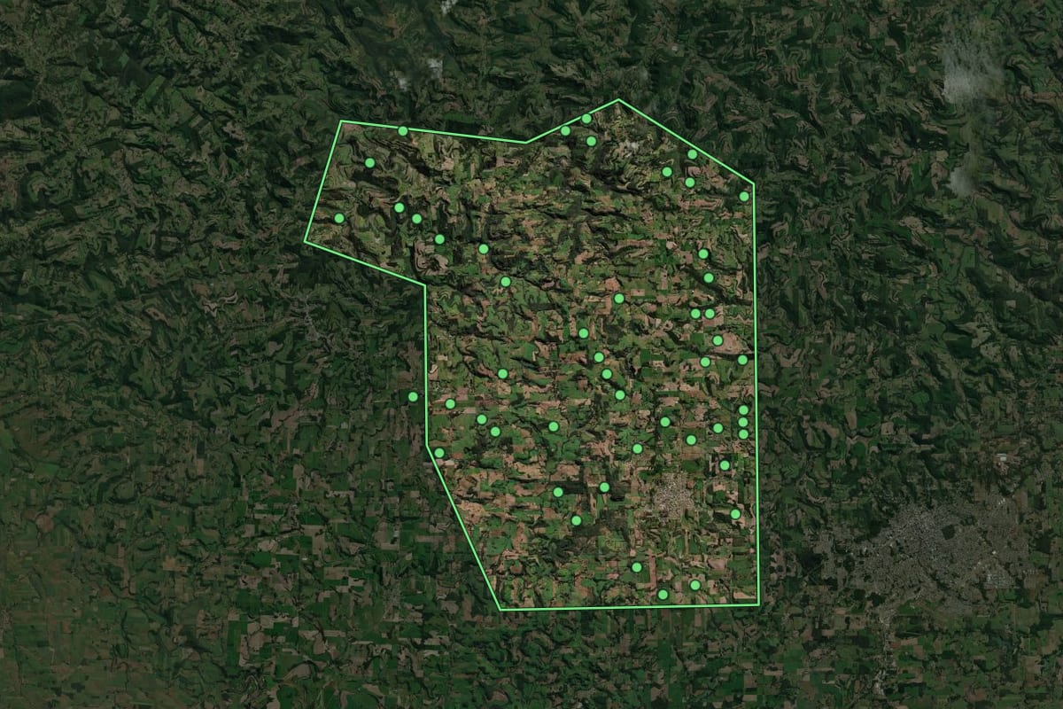 Imagem de satélite de Barão de Cotegipe (RS), com o contorno do município e a posição dos imóveis desta página.