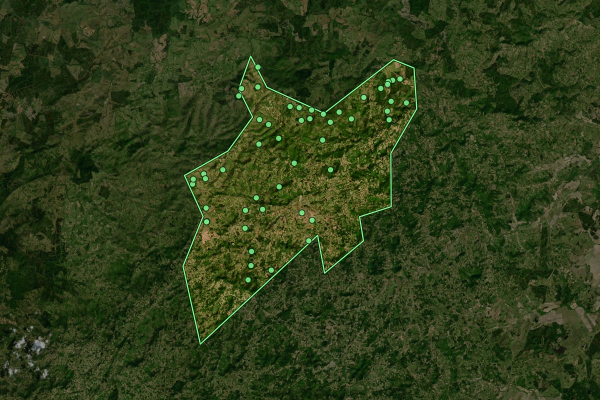 Imagem de satélite de Barão do Triunfo (RS), com o contorno do município e a posição dos imóveis desta página.