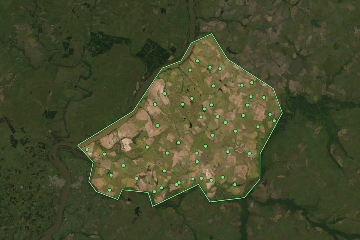 Imagem de satélite de Barra do Quaraí (RS), com o contorno do município e a posição dos imóveis desta página.