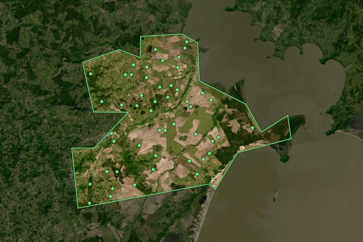 Imagem de satélite de Barra do Ribeiro (RS), com o contorno do município e a posição dos imóveis desta página.