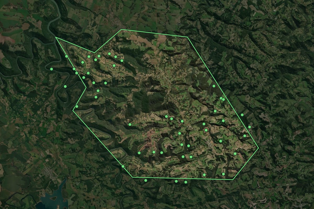 Imagem de satélite de Benjamin Constant do Sul (RS), com o contorno do município e a posição dos imóveis desta página.