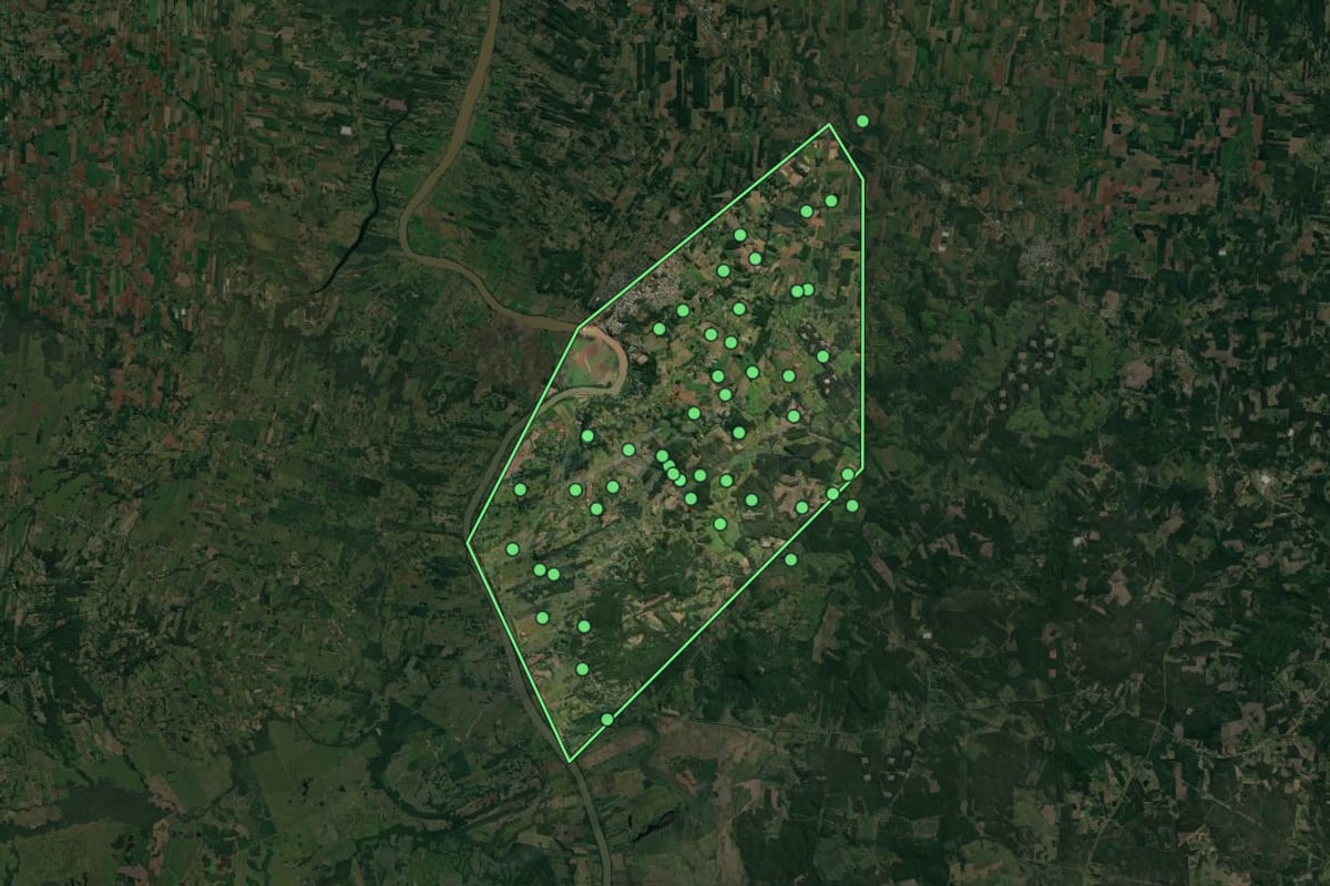 Imagem de satélite de Bom Retiro do Sul (RS), com o contorno do município e a posição dos imóveis desta página.