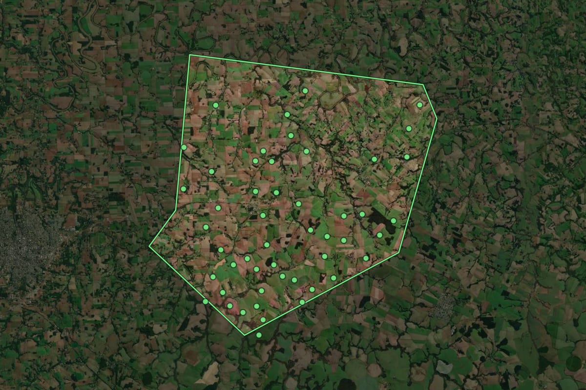 Imagem de satélite de Bozano (RS), com o contorno do município e a posição dos imóveis desta página.