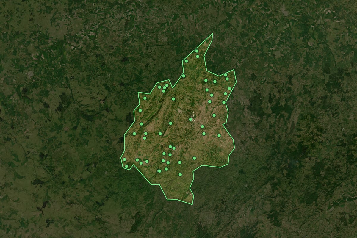 Imagem de satélite de Caçapava do Sul (RS), com o contorno do município e a posição dos imóveis desta página.