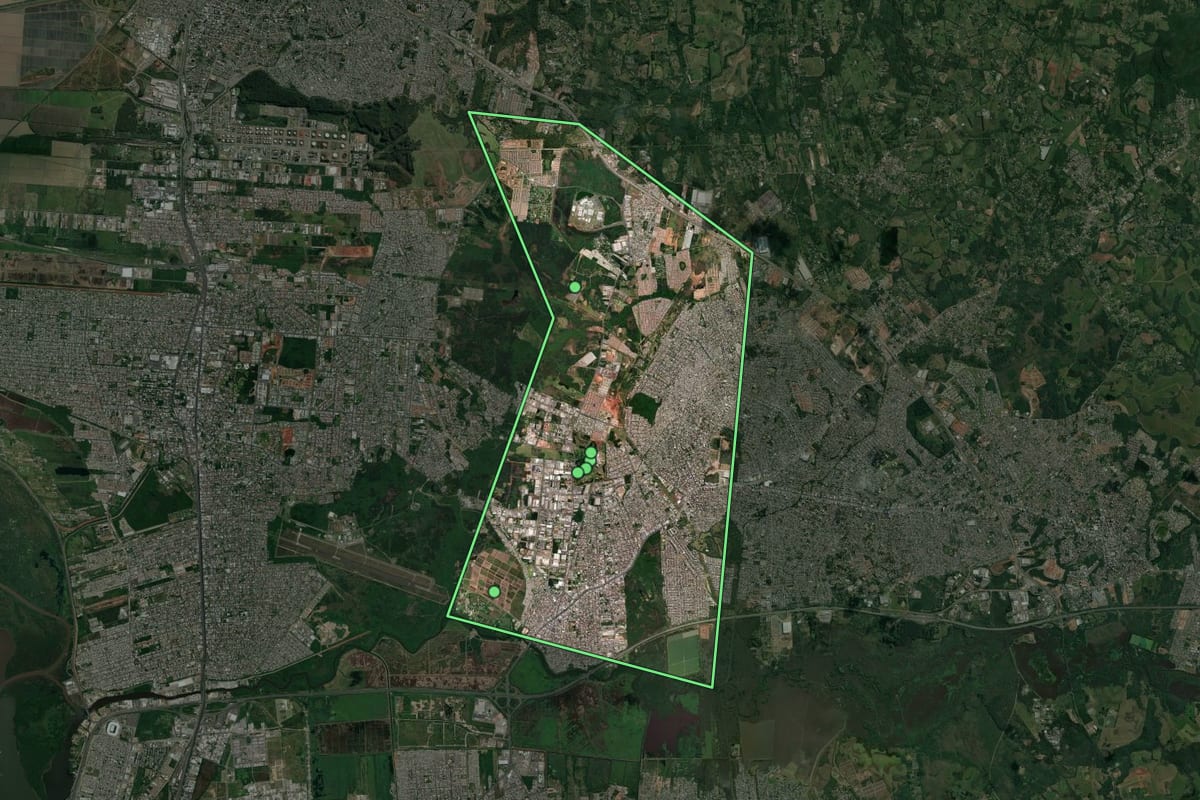 Imagem de satélite de Cachoeirinha (RS), com o contorno do município e a posição dos imóveis desta página.