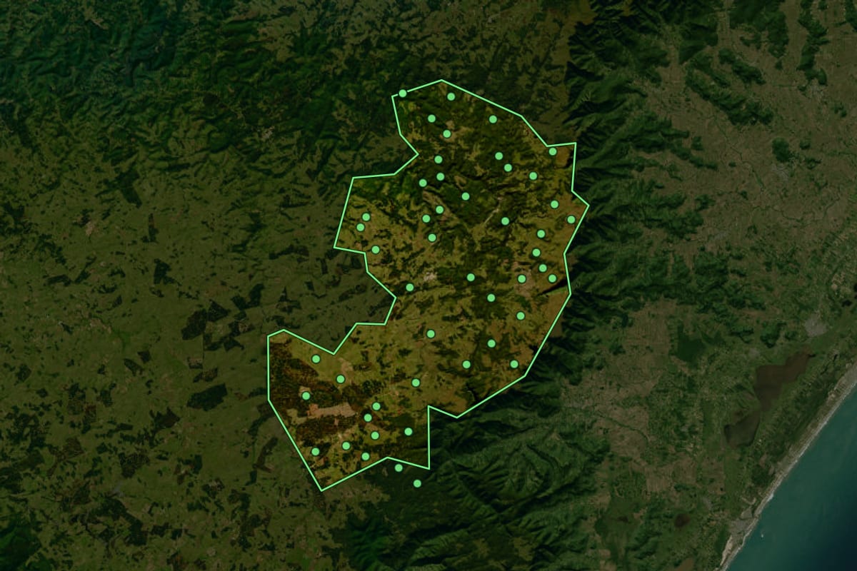 Imagem de satélite de Cambará do Sul (RS), com o contorno do município e a posição dos imóveis desta página.