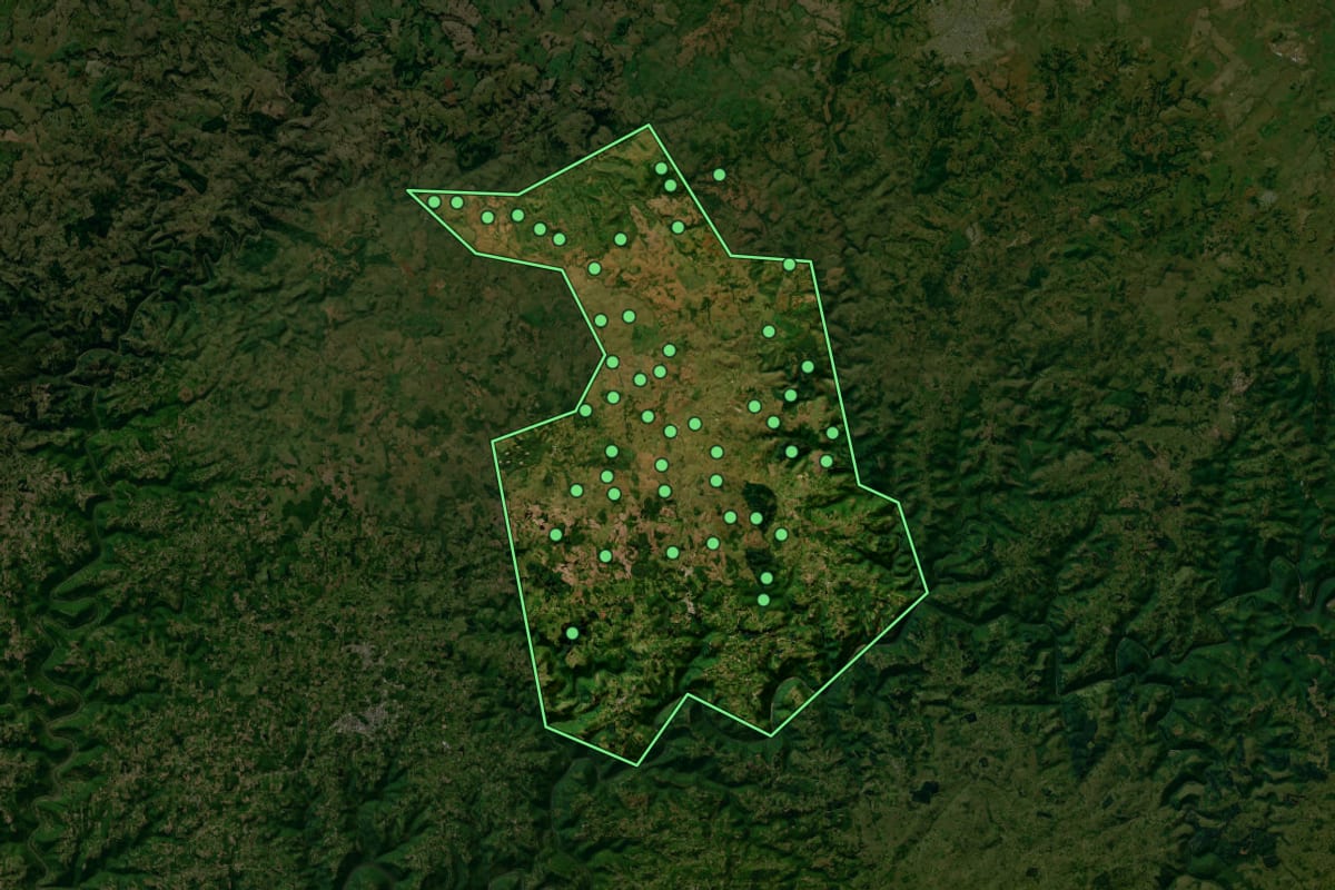 Imagem de satélite de Campestre da Serra (RS), com o contorno do município e a posição dos imóveis desta página.