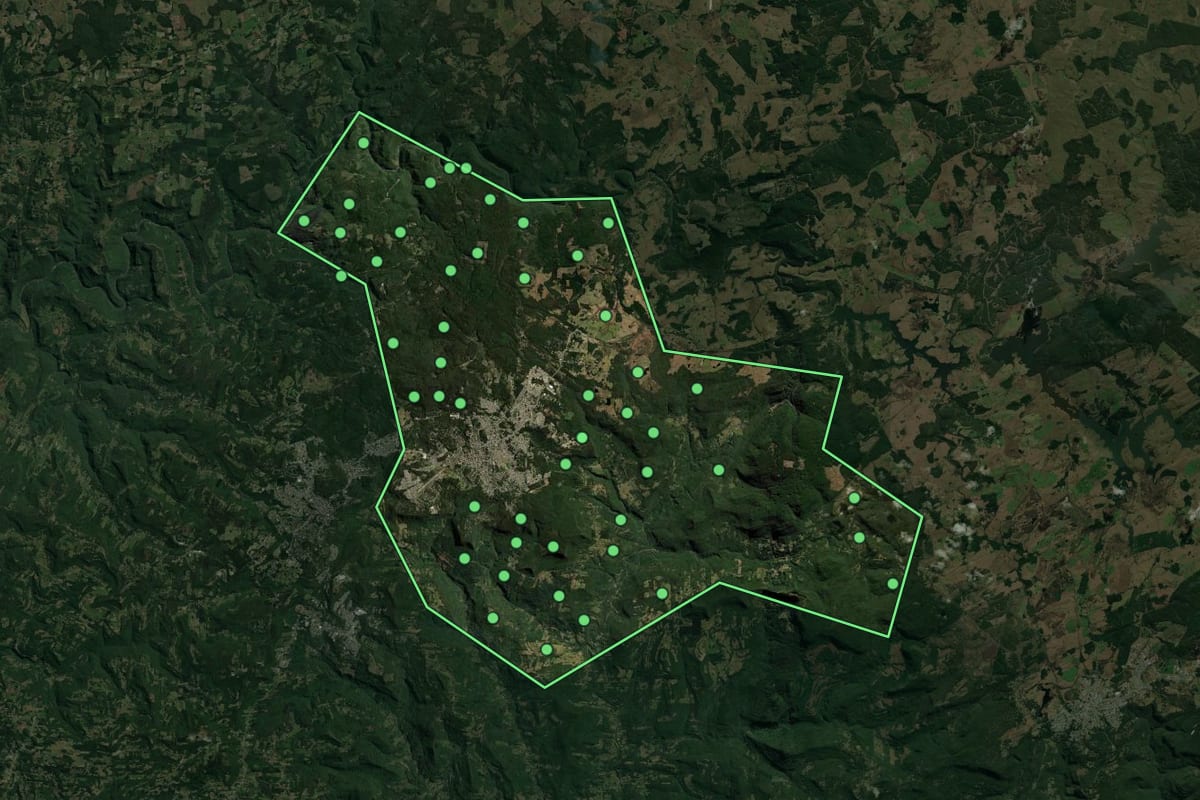 Imagem de satélite de Canela (RS), com o contorno do município e a posição dos imóveis desta página.