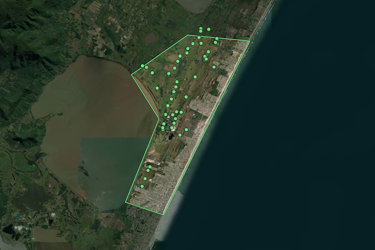Imagem de satélite de Capão da Canoa (RS), com o contorno do município e a posição dos imóveis desta página.