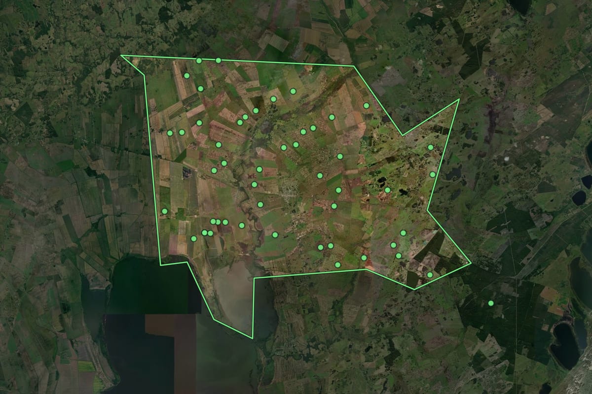 Imagem de satélite de Capivari do Sul (RS), com o contorno do município e a posição dos imóveis desta página.