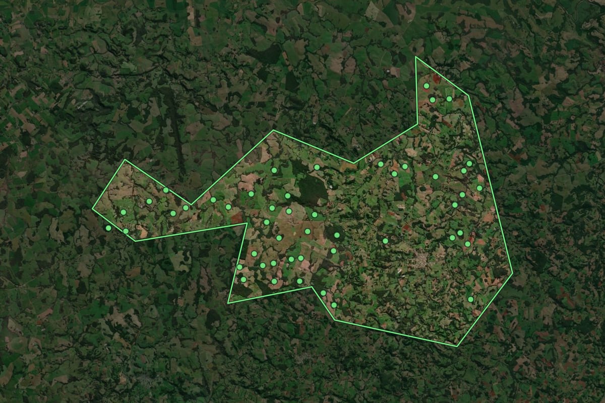 Imagem de satélite de Caseiros (RS), com o contorno do município e a posição dos imóveis desta página.