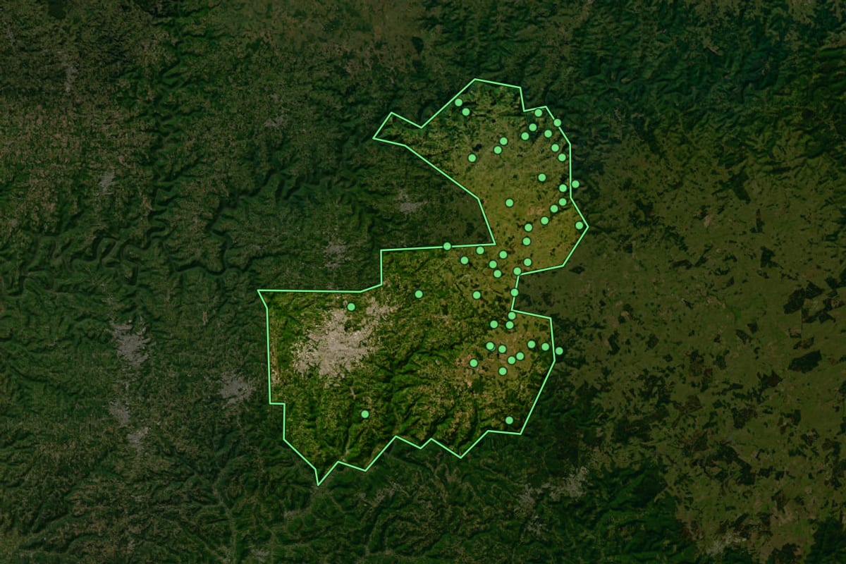Imagem de satélite de Caxias do Sul (RS), com o contorno do município e a posição dos imóveis desta página.